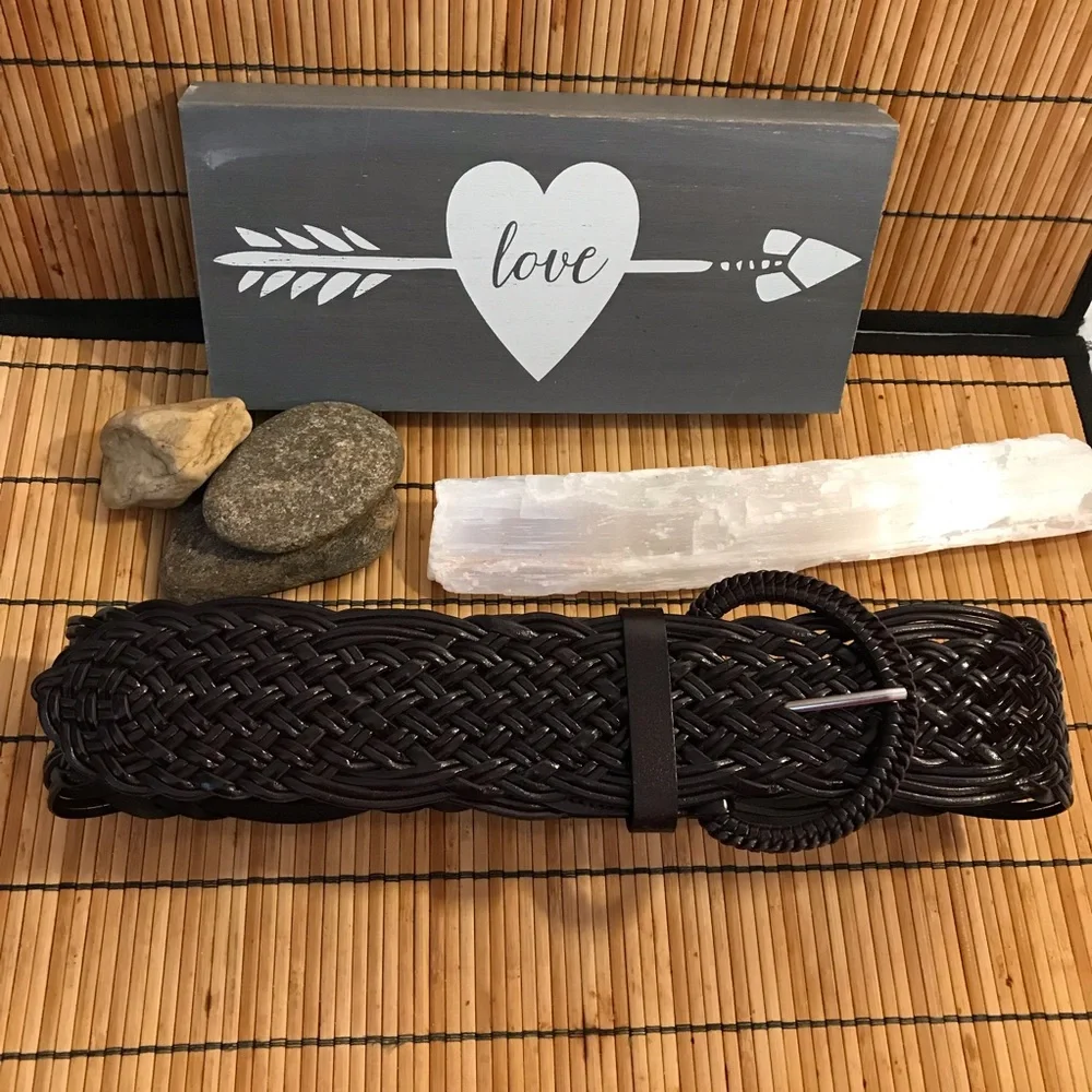 Brown woven 2‎ 1/2” wide belt with covered buckle